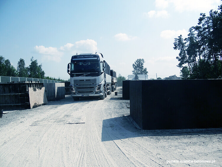 Transport szamb betonowych  w Kołaczycach